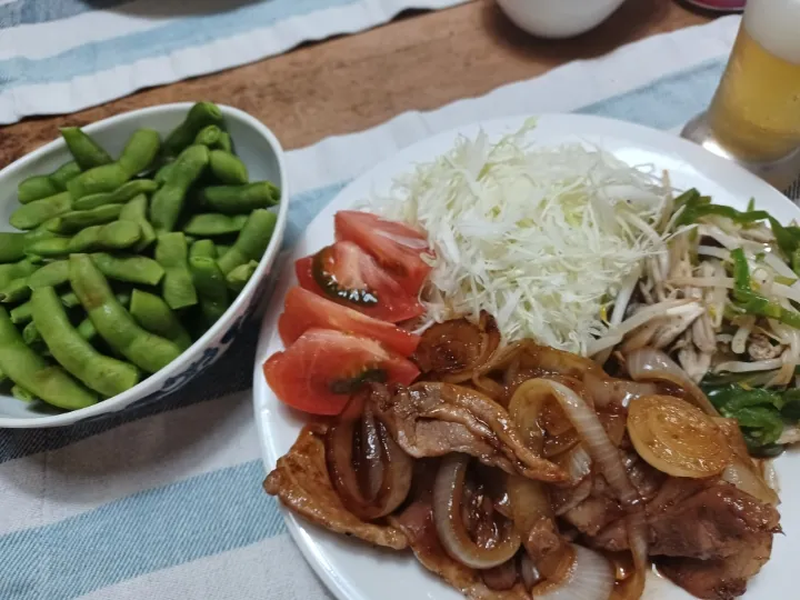 Snapdishの料理写真:やっつけ生姜焼の一皿と以外と続く今季の地場産枝豆|ぱいんてーるさん