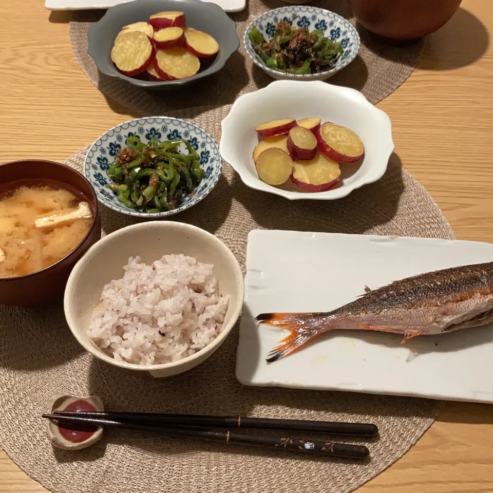 魚の塩焼き、さつまいものレモン煮、ピーマンの塩昆布和え、けんちん汁|ツインうさぎさん