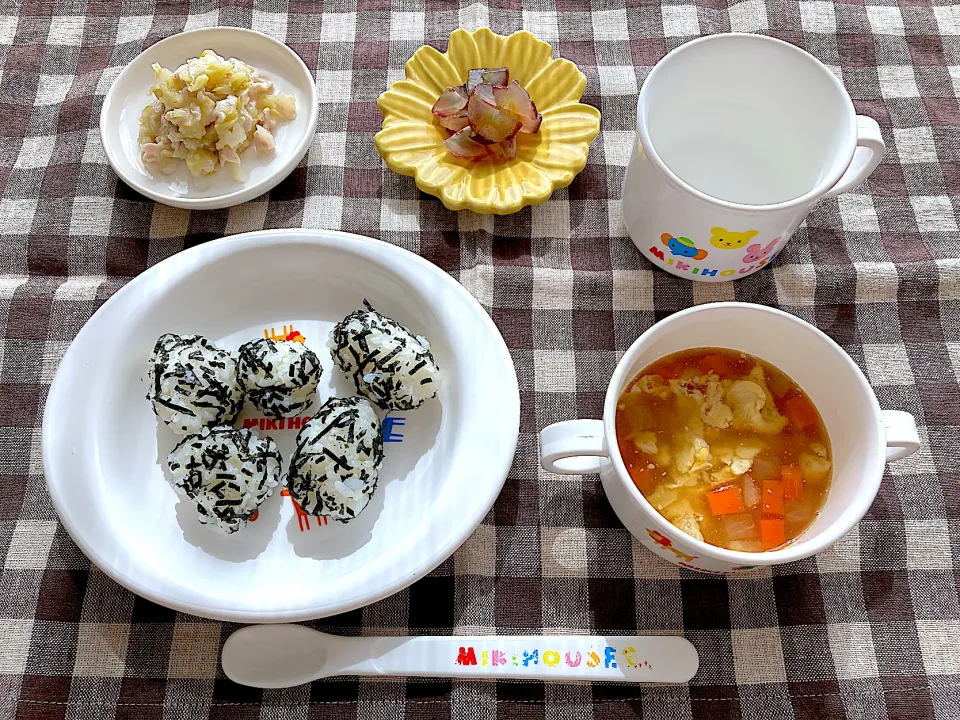 【離乳食】のりおにぎり、にんじんと卵のおみそ汁、豚ロースとキャベツの炒め物、ぶどう、湯ざまし　#OnigiriAction|sayaさん