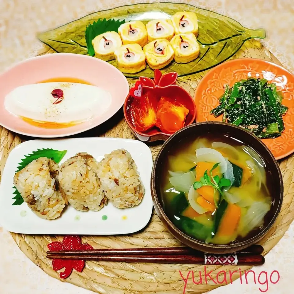 🍁土佐のしょうがかつおめし🍙
🍁かぼちゃと玉ねぎのお味噌汁
🍁りんご卵焼き
🍁小松菜の明太うま煮
🍁山椒塩に胡麻油の冷奴
🍁柿|yukaringoさん