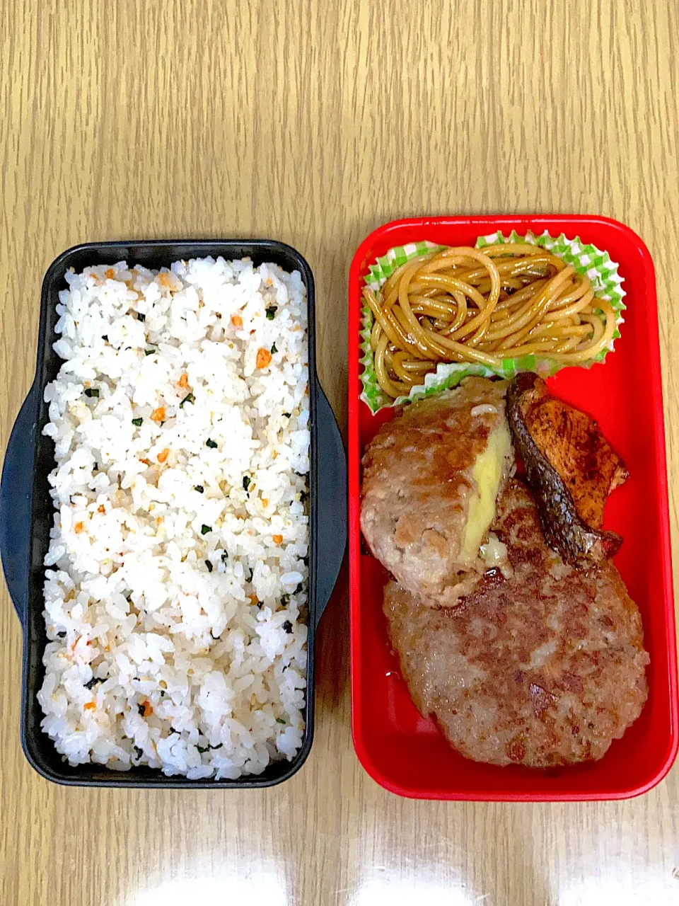 息子のためのチーズハンバーグとサーモン弁当|晴れ時々弁当さん