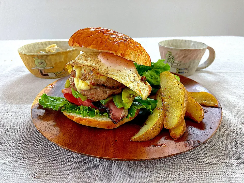 アボカドベーコンダブルチーズバーガーとクラムチャウダーのおうちランチ|ゆかりさん