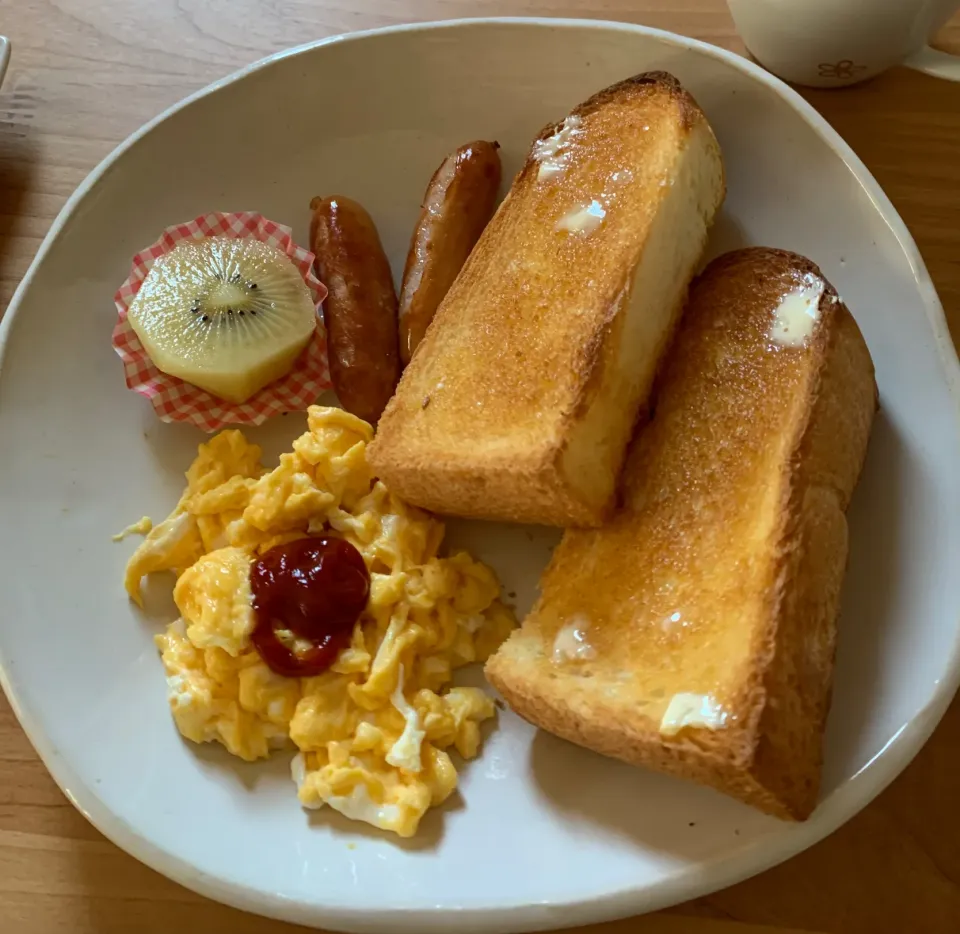 のんびり朝ごはん🍞|みかんさん