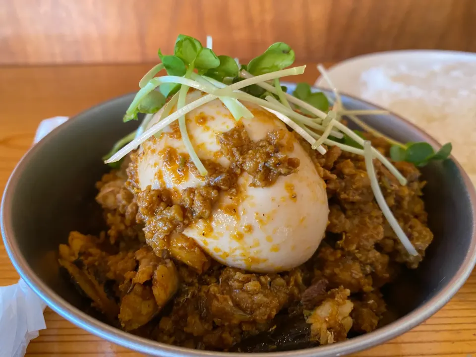 期間限定『キーマ5(オイルサーディン)』を一択で🍛🔥味玉トッピング🥚ピクルスマシマシ🥒|buhizouさん