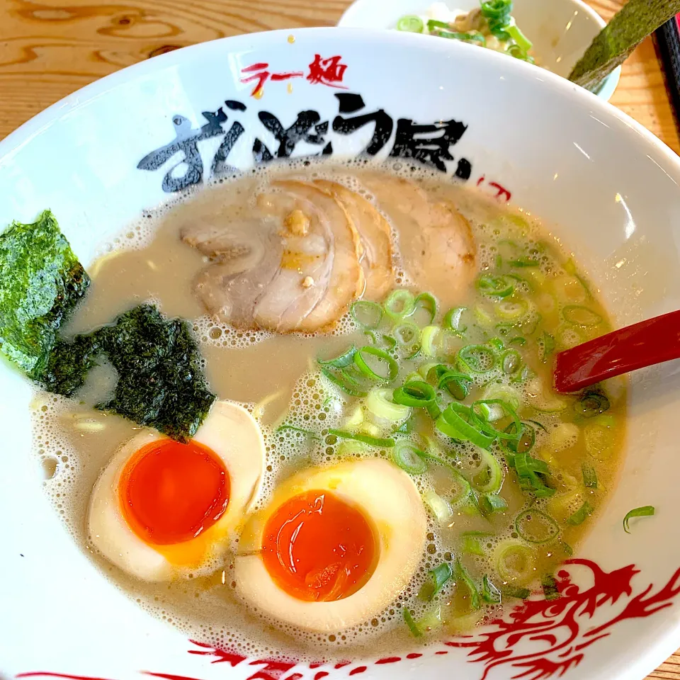 Snapdishの料理写真:夜ご飯☺︎今日は久しぶりの外食でラーメン屋さんへ。とんこつ味玉ラーメンいただきます♪|とまこ(*^o^*)さん