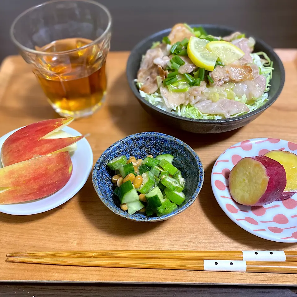 レモン塩豚バラ丼　オクラきゅうり納豆　さつまいも煮物|ちぐあささん