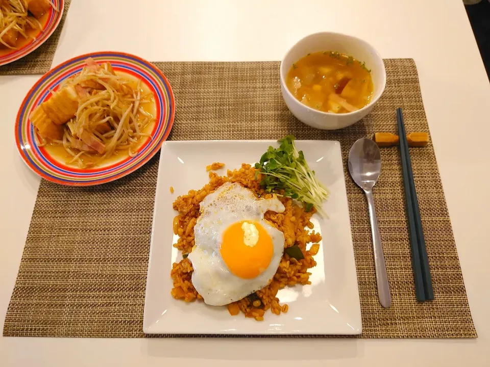 Snapdishの料理写真:今日の夕食　ナシゴレン、厚揚げともやしのナンプラー炒め、さつまいものコンソメスープ|pinknari🐰🌈さん