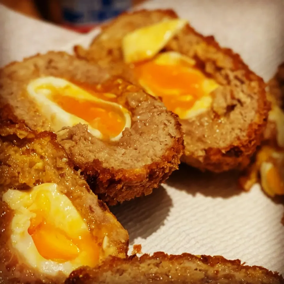 Homemade Scotch Eggs with large double yolk eggs 🥚 with a side of Cabbage and pasta salad 🥗 
Simply easy dinner 
#scotcheggs #salad #homemade 
#chefemanuel|Emanuel Hayashiさん