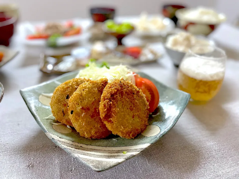 唐の芋コロッケととろろご飯メインの晩ごはん|ゆかりさん