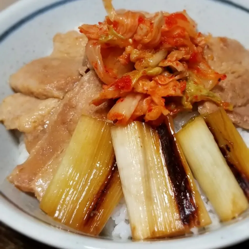 パパ盛りつけ👨キムチチャーシュー丼|ぱんだのままんさん