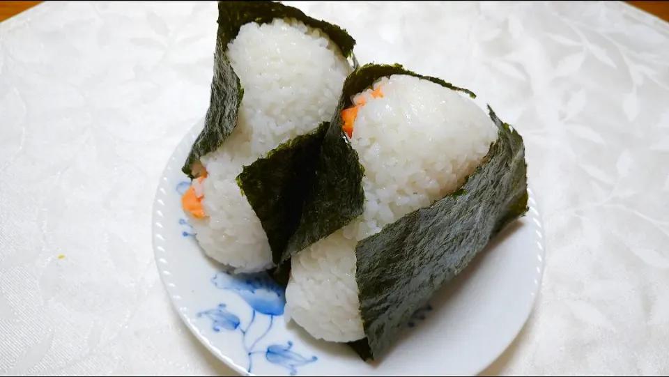 10/6の夜勤弁当
鮭のおにぎり🍙|卯月さん