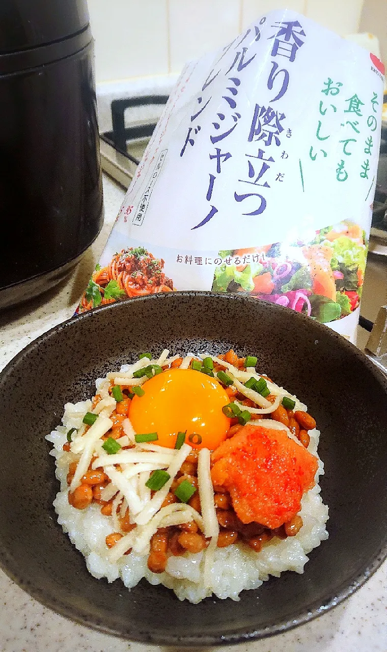 イチロッタさんの料理 テレワークランチ『 THE 卵かけご飯 』✨✨✨納豆バージョン❣️おかずはヒラメの昆布締め❣️😉|GGGさん