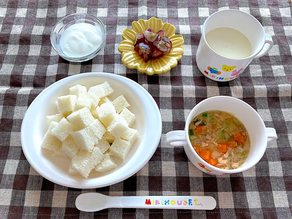 【離乳食】鮭と野菜の和風スープ、食パン、ぶどう、ヨーグルト、ミルク|sayaさん