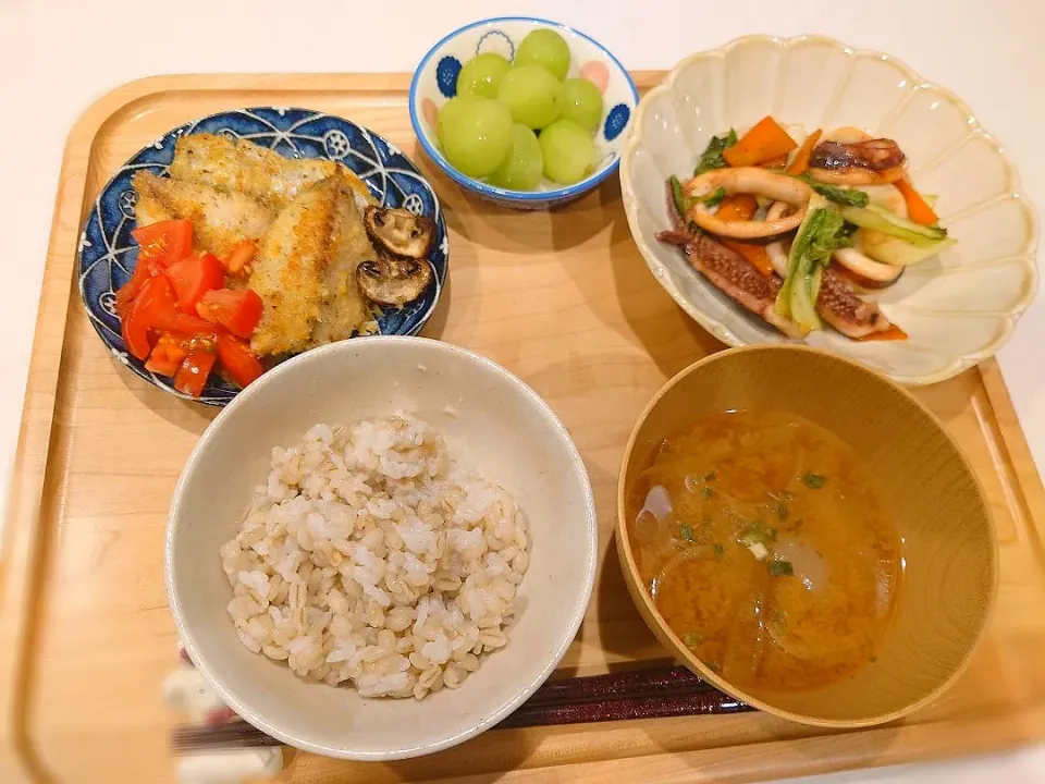 鯵の香草チーズパン粉焼き、イカとチンゲン菜のオイスター炒め、味噌汁、シャインマスカット|sorsmdさん