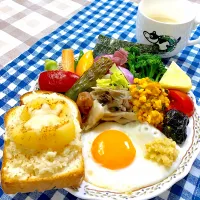 Snapdishの料理写真:今日の朝ごはん★牛乳、チーズ、レモン汁、米麹で作ったクリームとりんごのトースト