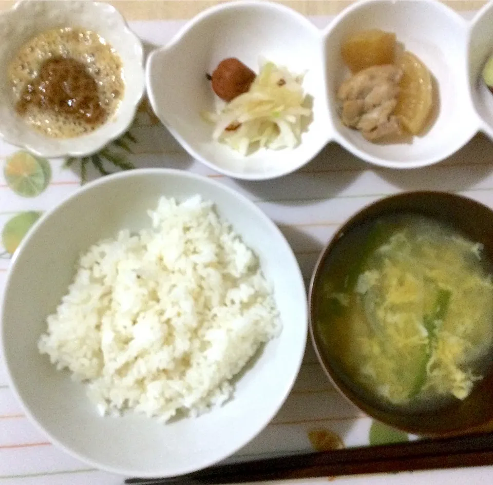 Snapdishの料理写真:2021年10月7日男前美容師の手作り朝ごはん　なめ茸納豆ごはん　大根と鶏肉煮物　大根浅漬け　野菜スープ　今日も美味しくいただきました✌️|Booパパさん