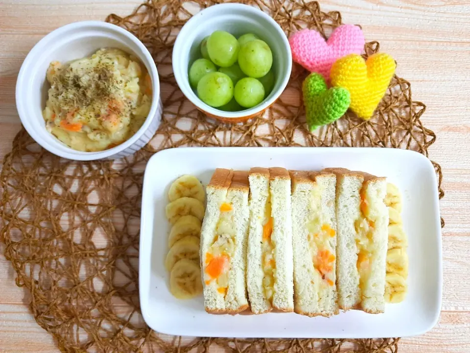 Snapdishの料理写真:sandwich 
salad potatoes 
grape|vivena🌱さん