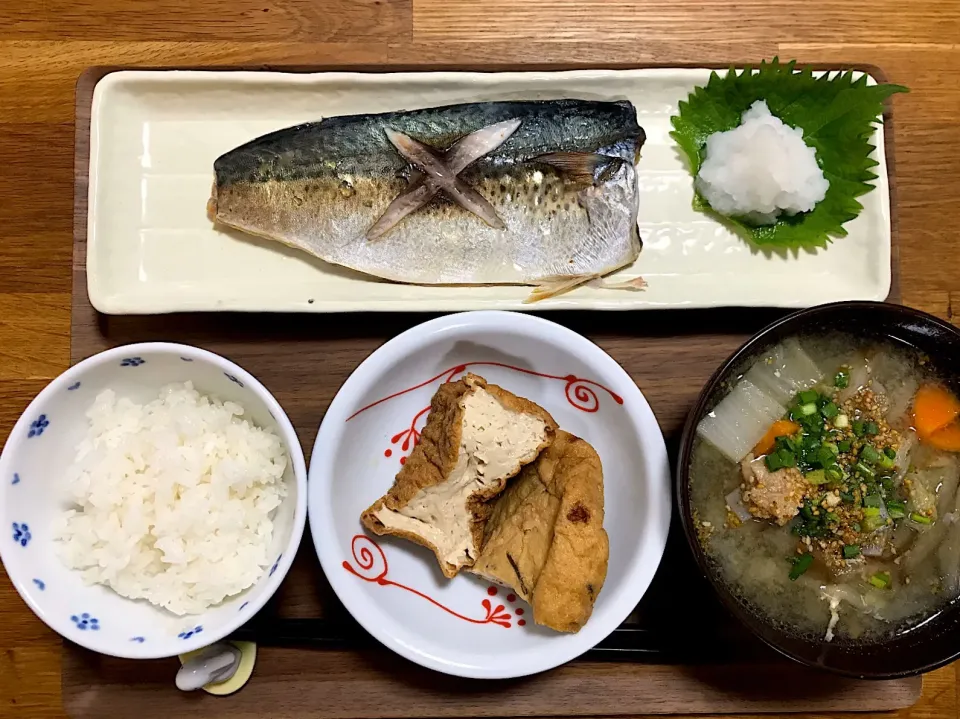 Snapdishの料理写真:サバの塩麹漬け焼きとベーコン豚汁定食|morimi32さん