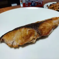 ぶりの塩焼きです。
ポワレしてみました。|しびちゃんさん