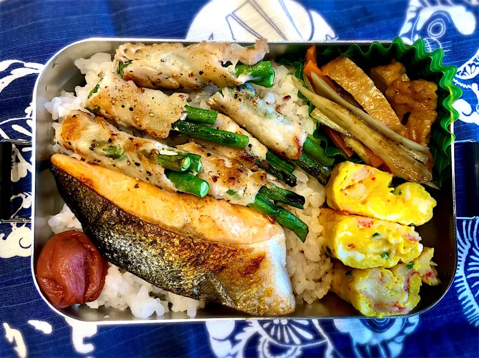 サラ弁　　　　　　　　　　　　　　　　　　焼き鮭　ささげ豆の豚ロース巻きソテー　カニカマ卵焼き　キンピラごぼう|じゅんさんさん