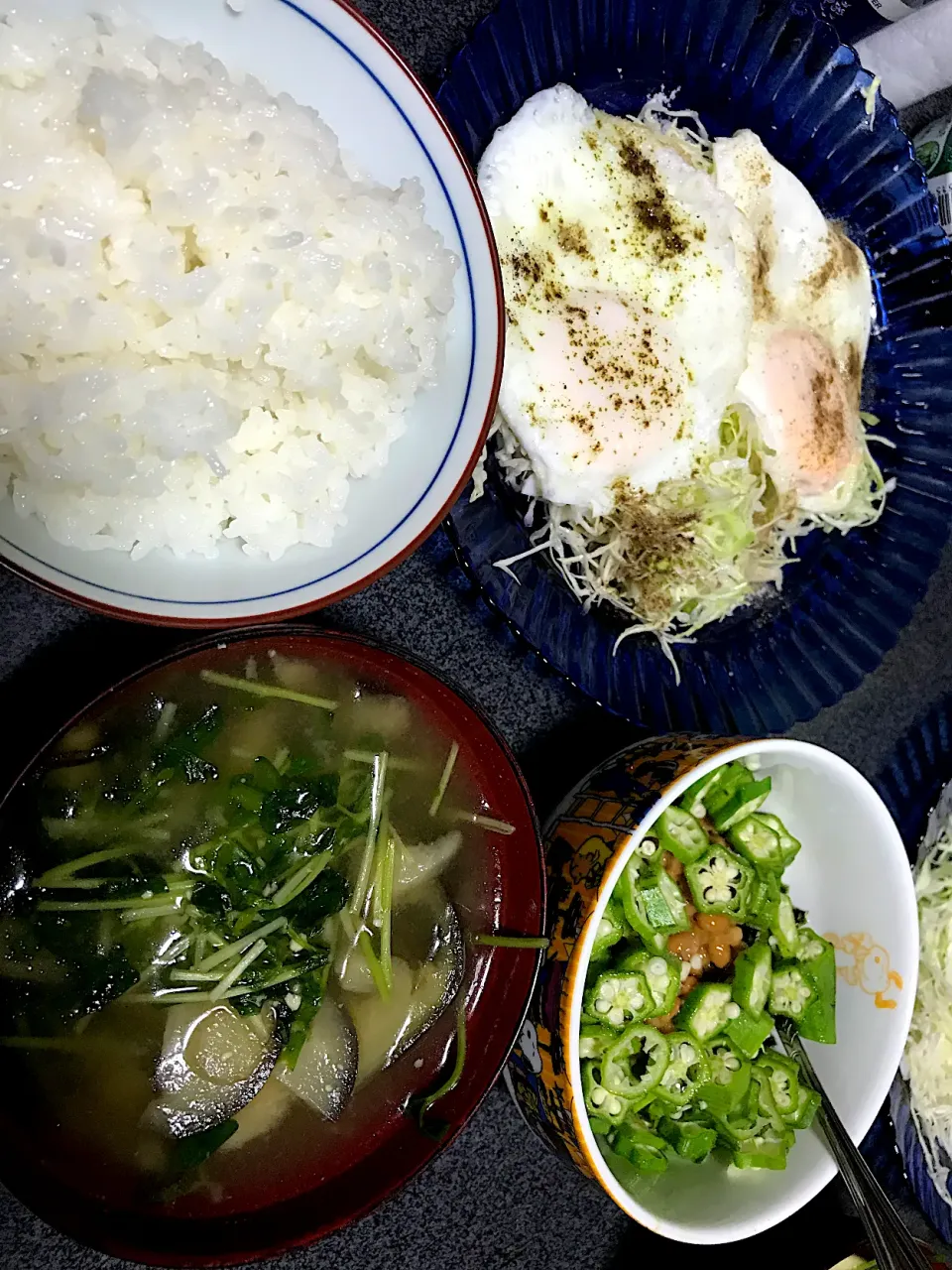 映画 チャーリー・ウィルソンズ・ウォー を観ながら #夕飯　大量オクラねぎ海苔納豆、白米、目玉焼き(ターンオーバーじゃないやつ)キャベツ、豆苗茄子昆布味噌汁|ms903さん