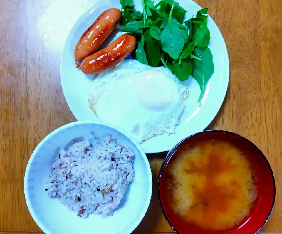 １０月３日　ソーセージ　サラダ　目玉焼き　お味噌汁|いもこ。さん