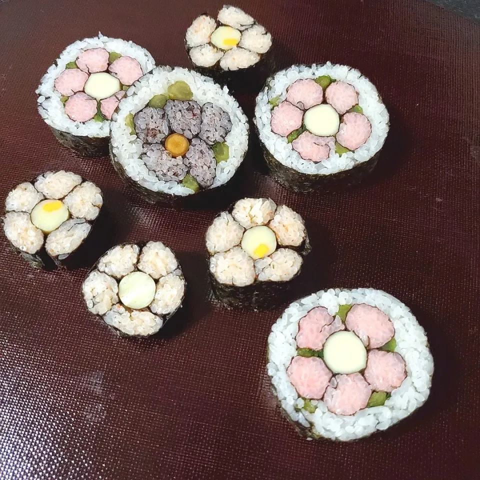 Snapdishの料理写真:たらことゆかりと桜でんぶの飾り寿司|きょーこさん