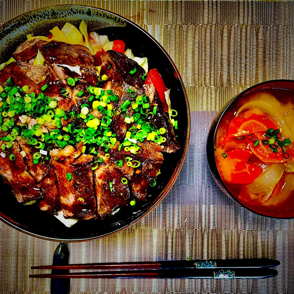 魅惑のバター醤油ステーキ丼✨✨✨野菜もお肉もたっぷりと❣合わせてご飯もたっぷりと❣️️😋|イチロッタさん