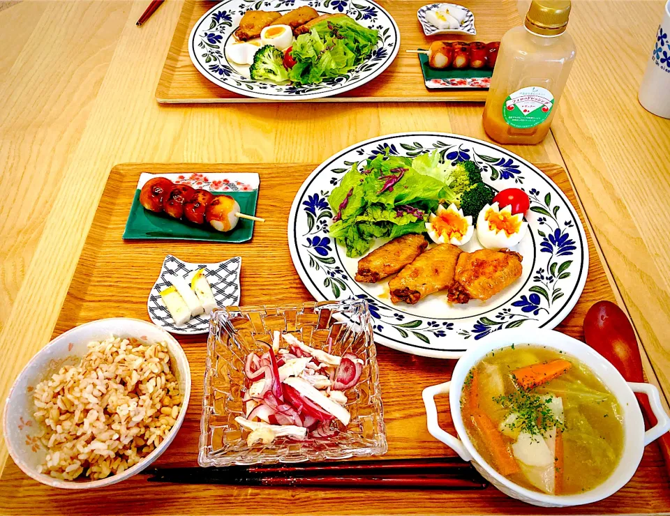 Snapdishの料理写真:今日の夕食　手羽中の甘辛煮　手羽先と野菜のスープ　レッドオニオンと塩麹蒸し鶏のマリネ　柚子大根　もち麦入り胚芽米　みたらし団子|ふわ猫はなちゃんさん