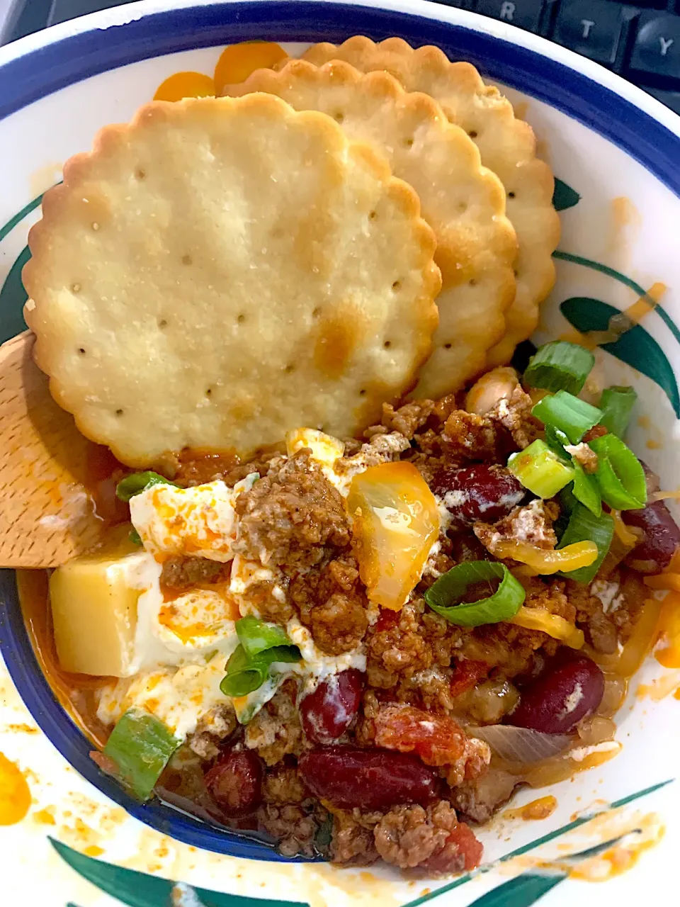 Snapdishの料理写真:Homemade chili beef with kidney and cannellini beans topped with sourcream and scallions|🌺IAnneさん