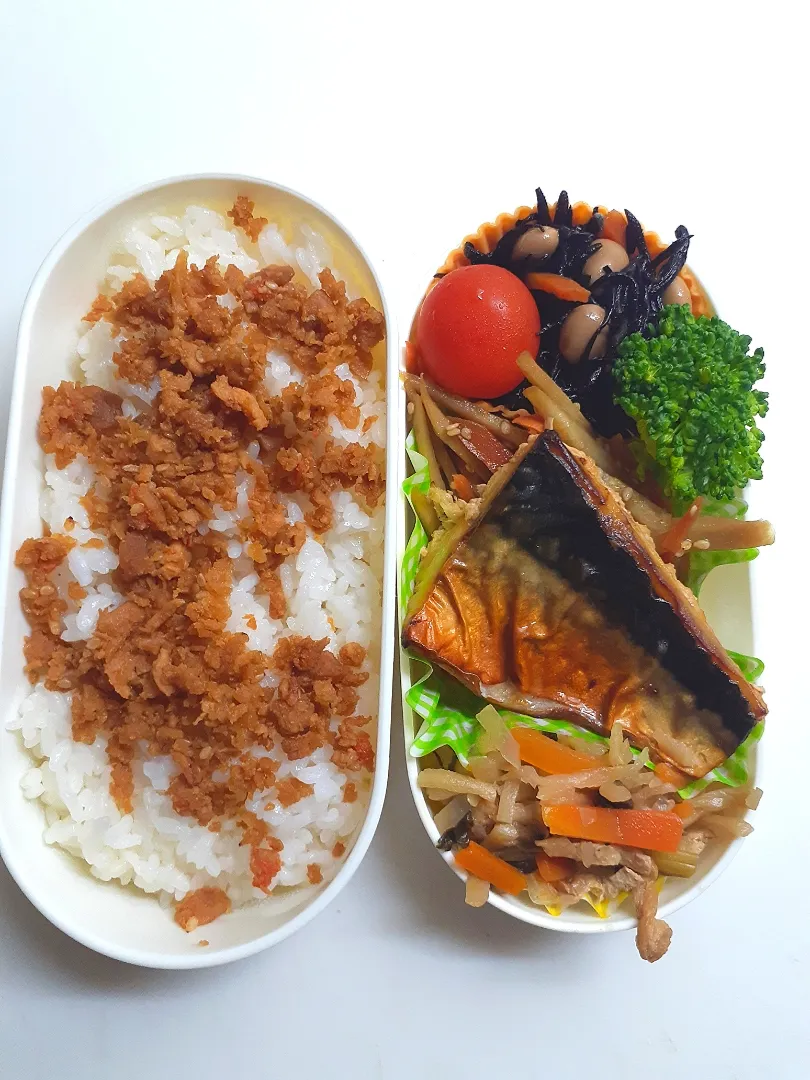 ☆中学生弁当☆そぼろごはん、ひじき煮物、ミニトマト、ブロッコリー、金平牛蒡、焼き鯖、切干大根|ｼｮｺﾗさん