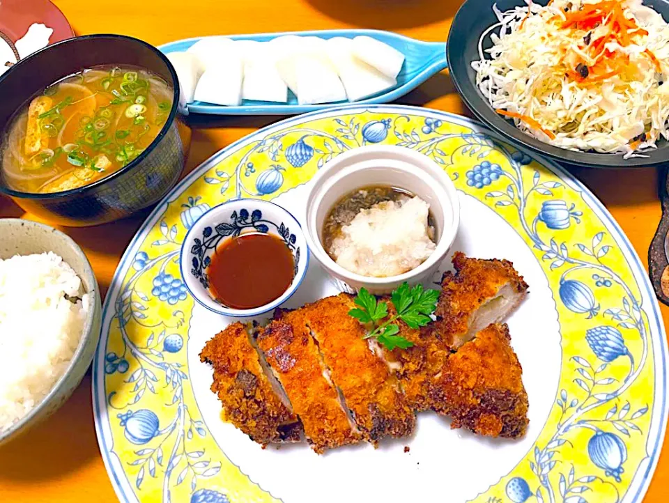 🌟チーズチキンカツ(おろしポン酢とお惣菜屋さんのタレ)🌟大根のぬか漬け🌟玉ねぎ豆腐の味噌汁🌟サラダ|まり＊さん