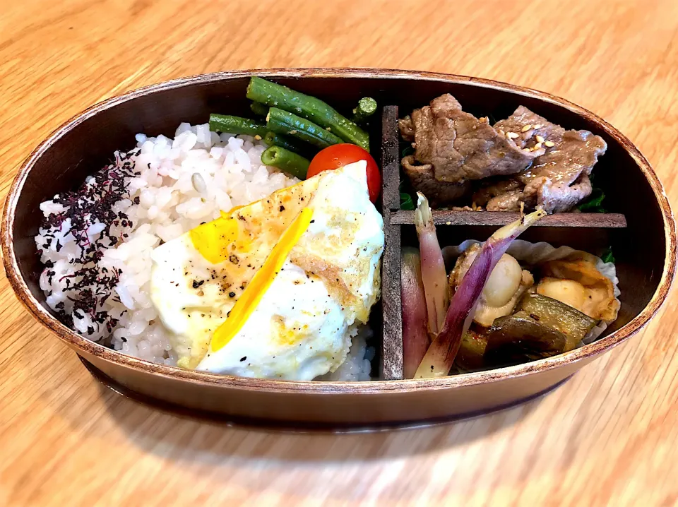 サラ弁　　　　　　　　　　　　　　　　　　牛のジャークソテー　帆立と茄子の煮物　ささげ豆の胡麻酢和え　目玉焼き　焼き茗荷|じゅんさんさん