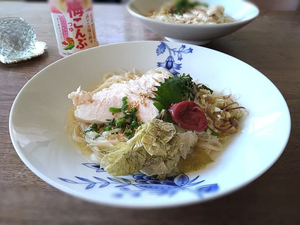 サラダチキンと梅こんぶの冷や掛け素麺|古尾谷りかこさん