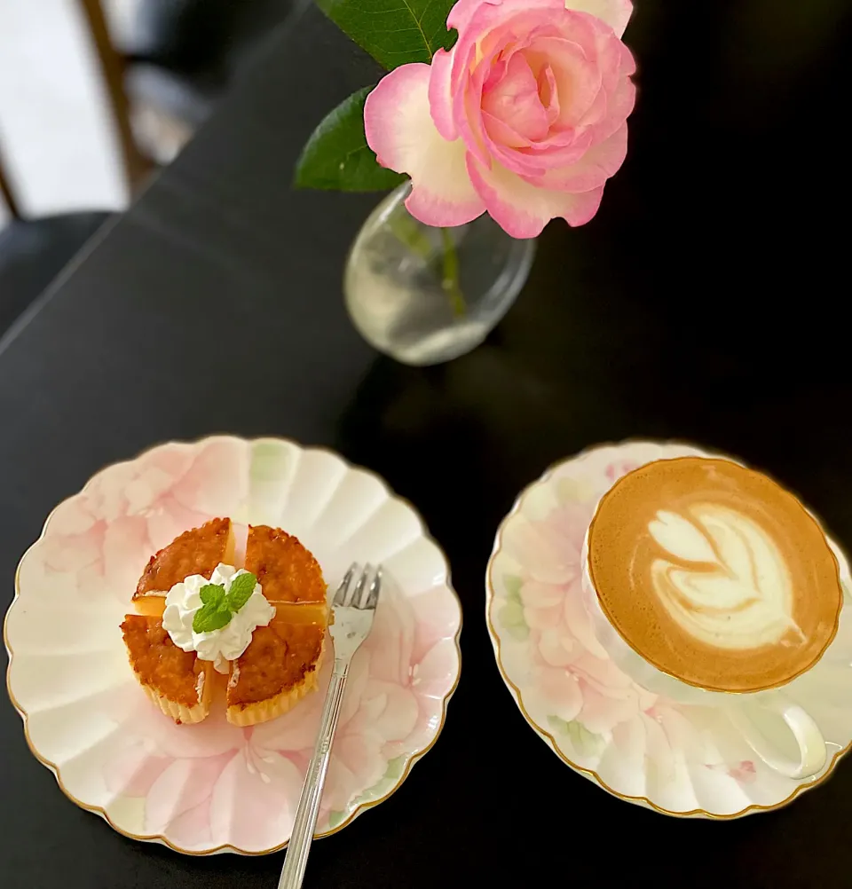 大好きなピンク薔薇です。お揃いのお皿でチーズケーキを美味しく頂きました♪自宅カフェ☕️|Tammyさん