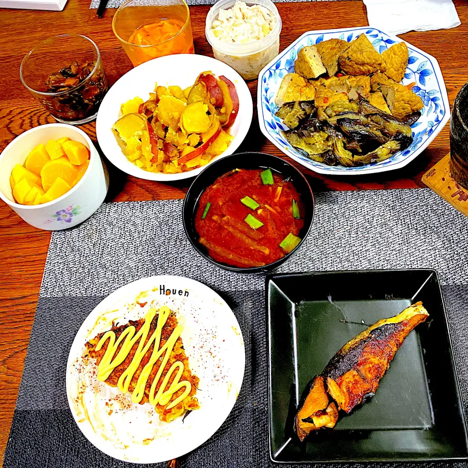 がんもどきと茄子の煮物、鰤照り焼き、薩摩芋の甘煮、具沢山の味噌汁、常備菜、漬物|yakinasuさん