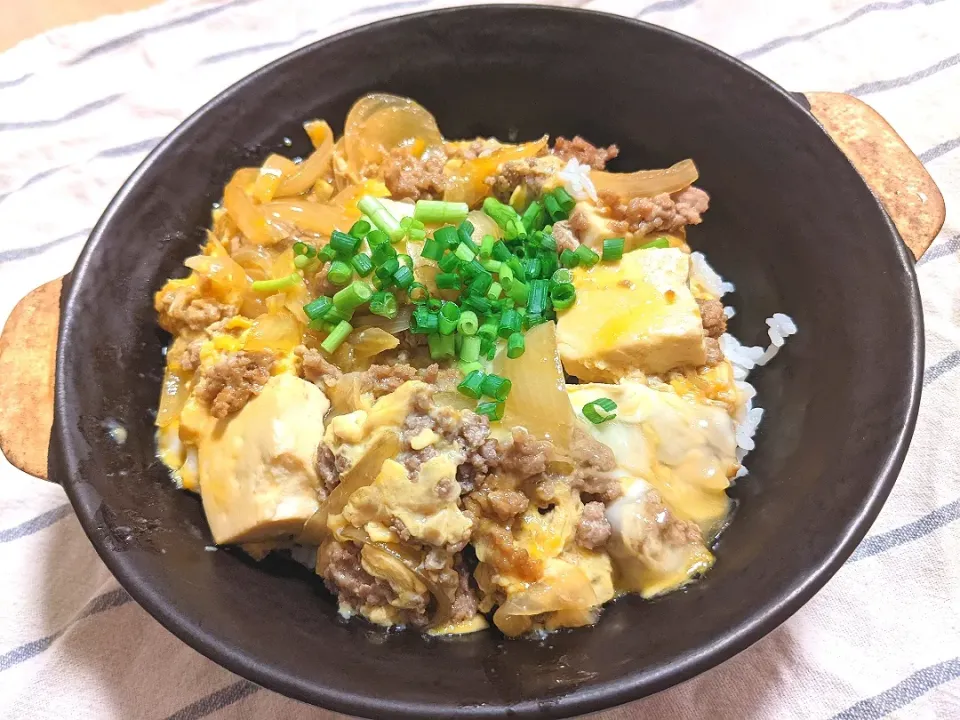 Snapdishの料理写真:豚ひき肉で簡単丼(^🐽^)～豆腐入り～|チョコさん