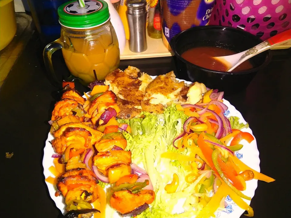 smashed potatoes with salad, chicken skewers with tamarind sauce|June Kathokiさん