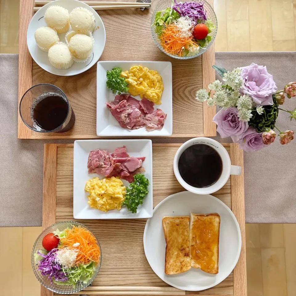 Snapdishの料理写真:10/9❤︎休日モーニング🌱
・黄金桃トースト（乃が美食パン）
・プチミルク蒸しパン
・スクランブルエッグ
・グリーンサラダ|Makinsさん