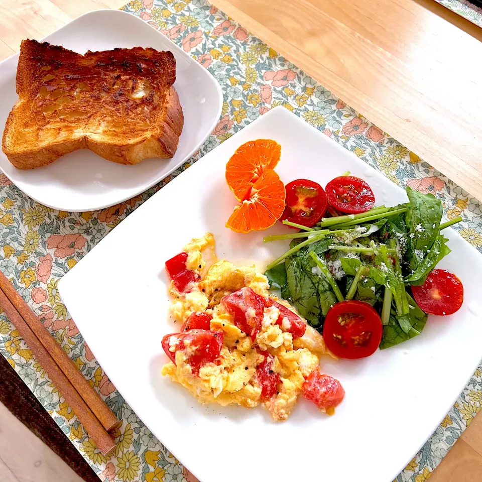 Snapdishの料理写真:チーズとトマトのスクランブルエッグ🥚
自家菜園のトマト|Emiさん