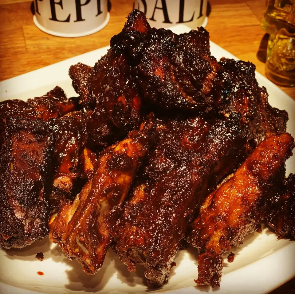 Oven Baked Ribs marinated in my Vinegar Based BBQ sauce with Honey 
Tasty , sticky enjoyable 
#bbq #ribs #chefemanuel 
#ovenroasted 
#porkribs 
#ilovecooking|Emanuel Hayashiさん