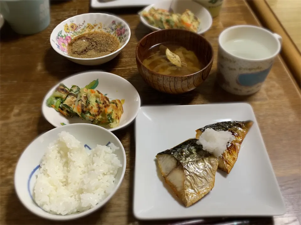 鯖の塩焼き・韮、人参、玉葱のチヂミ・茄子、大根、南瓜の味噌汁・ご飯|ちびろ菌さん