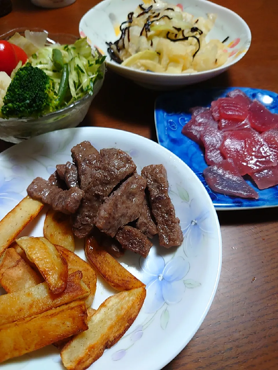 牛ステーキポテト添え
刺し身
レンチンキャベツ塩昆布和え
サラダ|ぱやさん