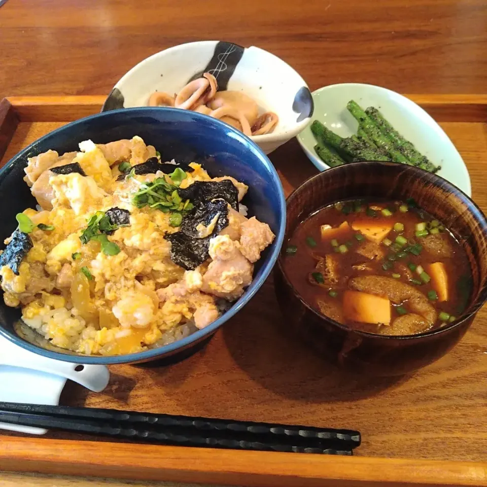 Snapdishの料理写真:親子丼&里芋とイカの煮物|Jay20170327さん