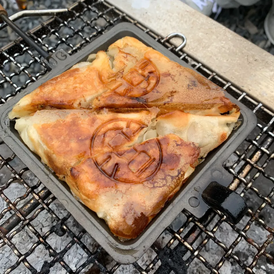 キャンプ飯⛺️ホットサンドクッカーで焼き餃子|とももさん