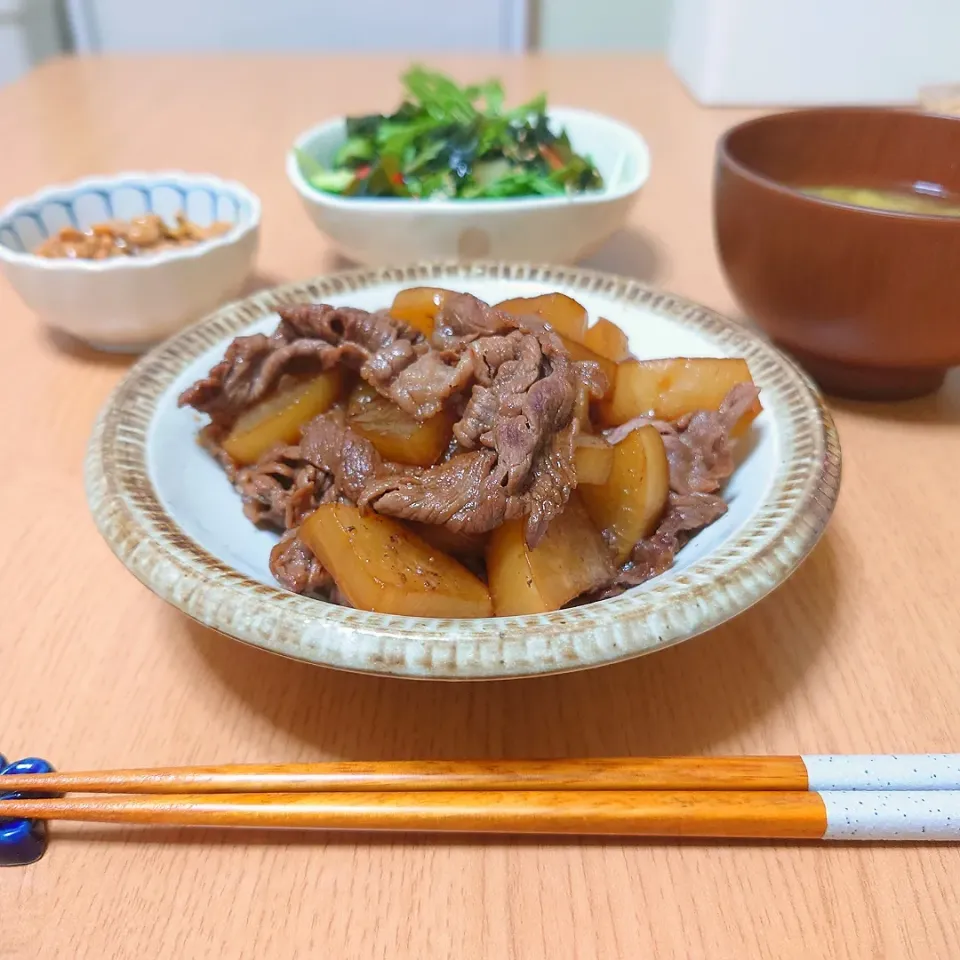 【夜ごはん】
牛肉と大根の甘辛煮
納豆
サラダ
味噌汁(白菜、しめじ)|Rie*さん