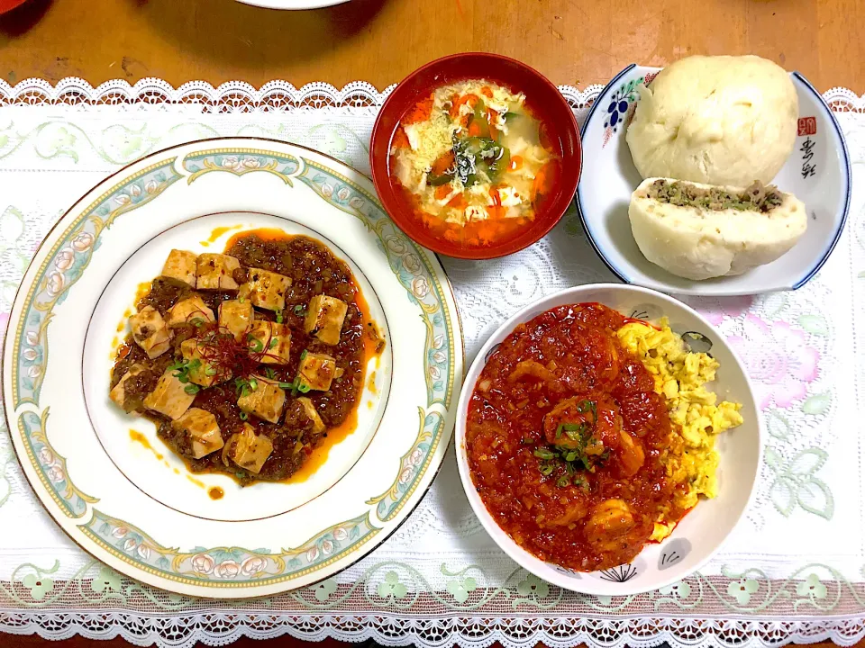 今日の晩ご飯　麻婆豆腐　海老チリ　ニンニクの芽入り肉まん　酸辣湯|イシュタール石井さん