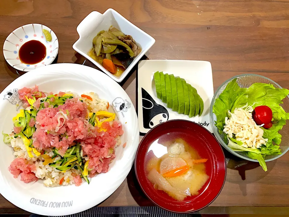 旦那さま盛り付けちらし寿司　つみれと根菜の味噌汁　サラダ　アボカドの刺身　煮物|おさむん17さん