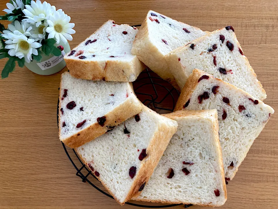 Snapdishの料理写真:＊クランベリー角食🍒＊|＊抹茶＊さん