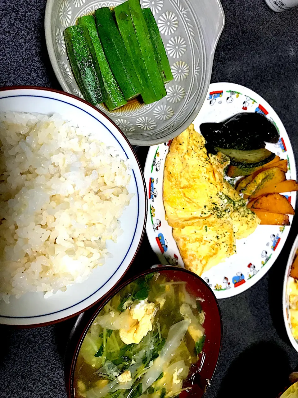 油の染みた茄子は最強だね #夕飯　ロウカット玄米ミックス白米、オクラポン酢和え、玉子キャベツ昆布豆苗味噌汁、炒め茄子酒蒸し焼きピーナッツカボチャ、チーズinオムレツ|ms903さん